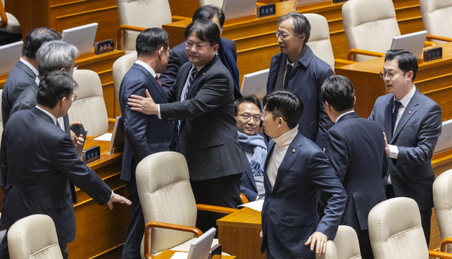 비속어 사용을 두고 벌어진 여야 감정 싸움<YONHAP NO-5471>