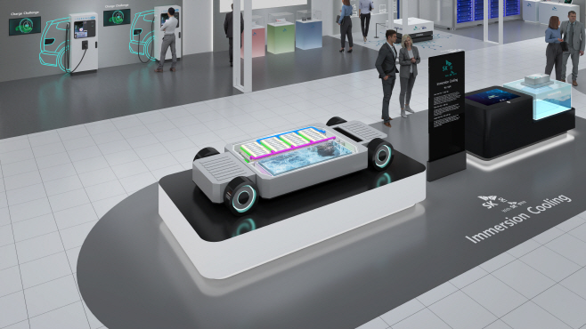 사진 2) SK온 인터배터리 2026 전시관 내 액침냉각 팩 모형