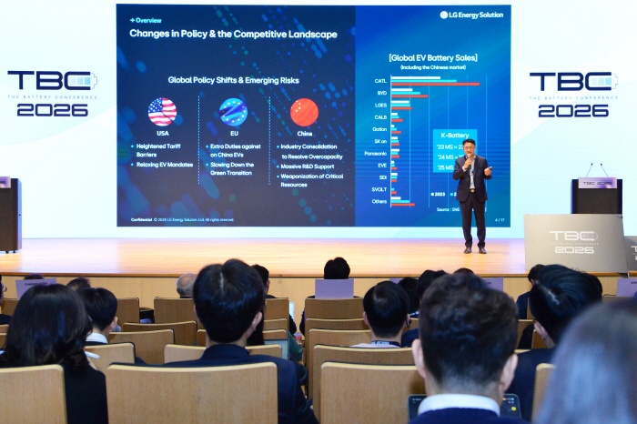 [참고사진3] 11일 LG에너지솔루션 김제영 CTO(최고기술책임자)가 인터배터리 2026 더 배터리 컨퍼런스에서 발표를 진행하고 있다