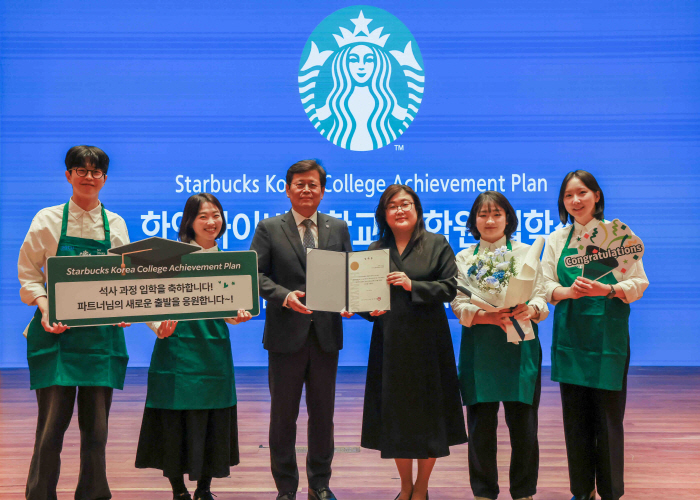 [20260311] 스타벅스 사진자료3_(왼쪽 세 번째부터) 한양사이버대학교 정현철 부총장과 스타벅스 천안백석점 이수진 점장이 한양사이버대학교 대학원 입학식에서 기념사진을 촬영하고 있다.