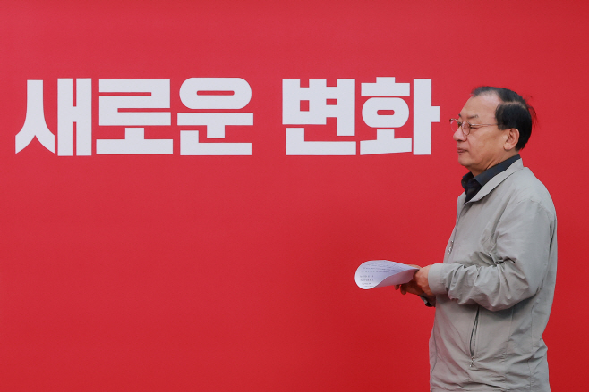 단상 향하는 국민의힘 이정현 공관위원장<YONHAP NO-2770>