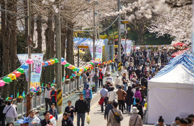 2-2.봄꽃 물든 유달산, 설렘 가득 봄 소풍…2026 유달산 봄축제 개최(관광과)