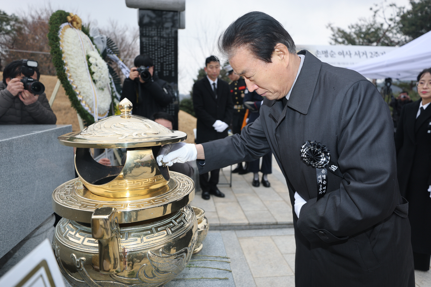 손명순 여사 서거 2주기 추모식서 분향하는 권오...<YONHAP NO-3992>