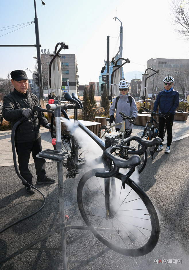 서초구, 자전거 친화도시 조성…봄맞이 자전거 정비·스팀 세차 운영3
