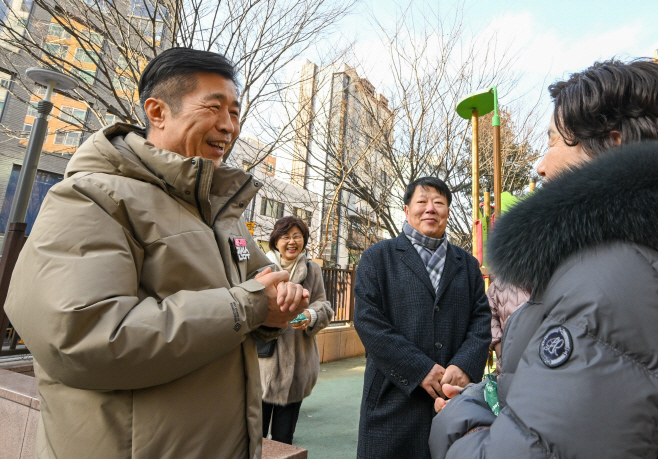 [포토] 현장에서 주민 의견 청취하는 전성수 서