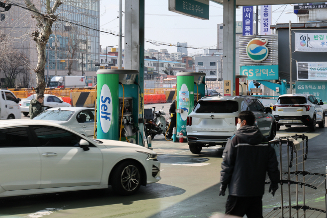 주변 시세보다 저렴한 주유소에 몰린 차량들<YONHAP NO-3992>