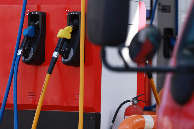 '기름값 2천원 시대' 눈앞…정부, 30년만에 가격...<YONHAP NO-4285>