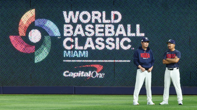 도미니카전 앞두고 경기장 살펴보는 류지현 감독