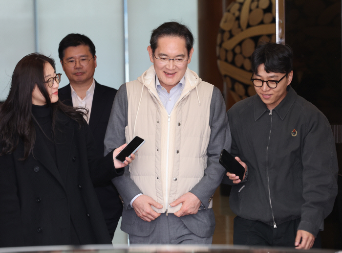 귀국하는 이재용 회장<YONHAP NO-5335>