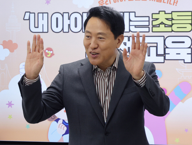 인사하는 오세훈 서울시장<YONHAP NO-4889>