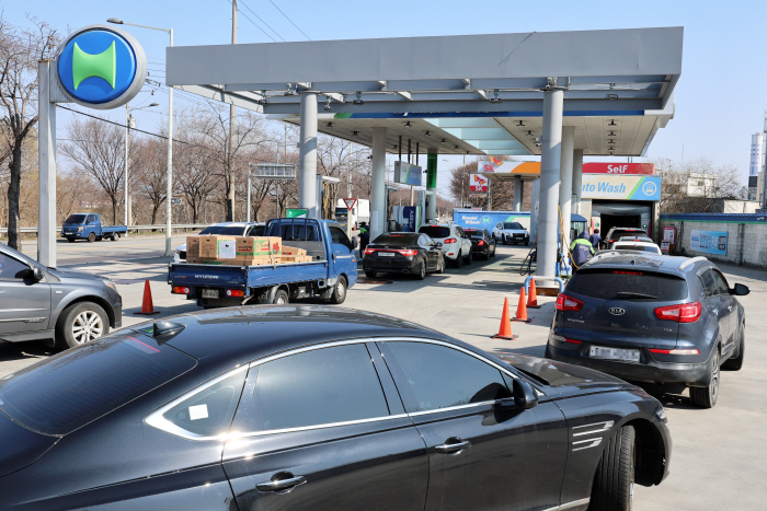 저렴한 가격의 주유소에 몰려 든 차량<YONHAP NO-5531>