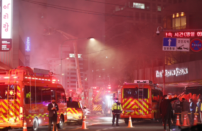 연기 자욱한 주말 도심