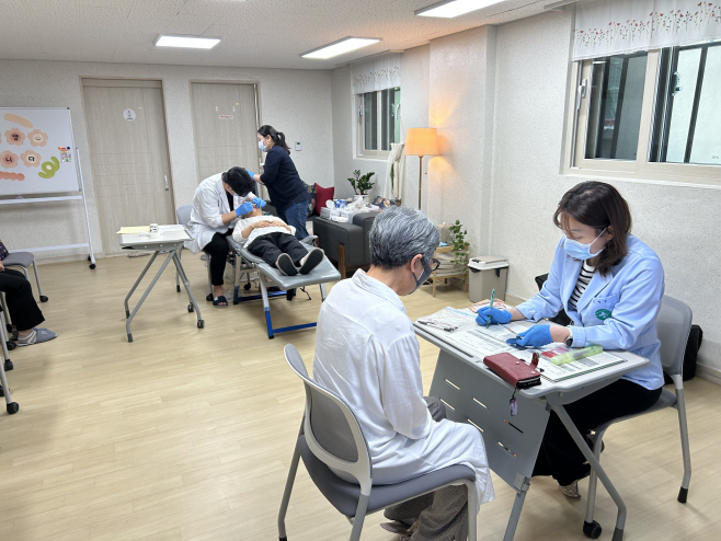 2. 보건소 의료진이 노인케어안심주택을 방문해 구강검진 등 맞춤형 건강관리 서비스를 제공하고 있다.