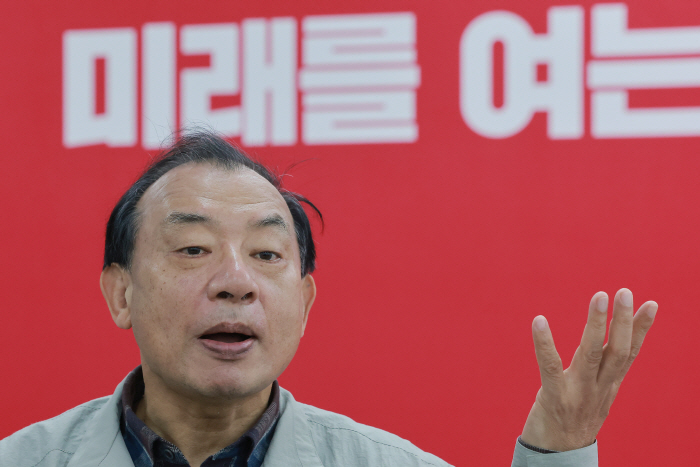 기자들과 대화 나누는 국민의힘 이정현 공천관리...<YONHAP NO-4077>