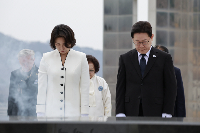 이재명 대통령, 3·15 민주묘지 참배<YONHAP NO-3065>