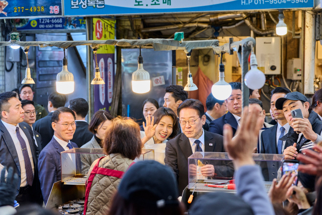 이재명 대통령 부부, 창원 반송시장 방문<YONHAP NO-3726>