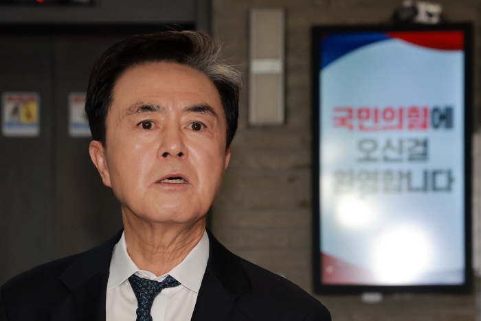 면접 마치고 질문에 답하는 김태흠 지사<YONHAP NO-5927>