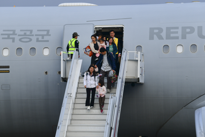 260315 (국방부 보도사진) 국방부장관 사막의 빛 작전 성공 격려 (2)