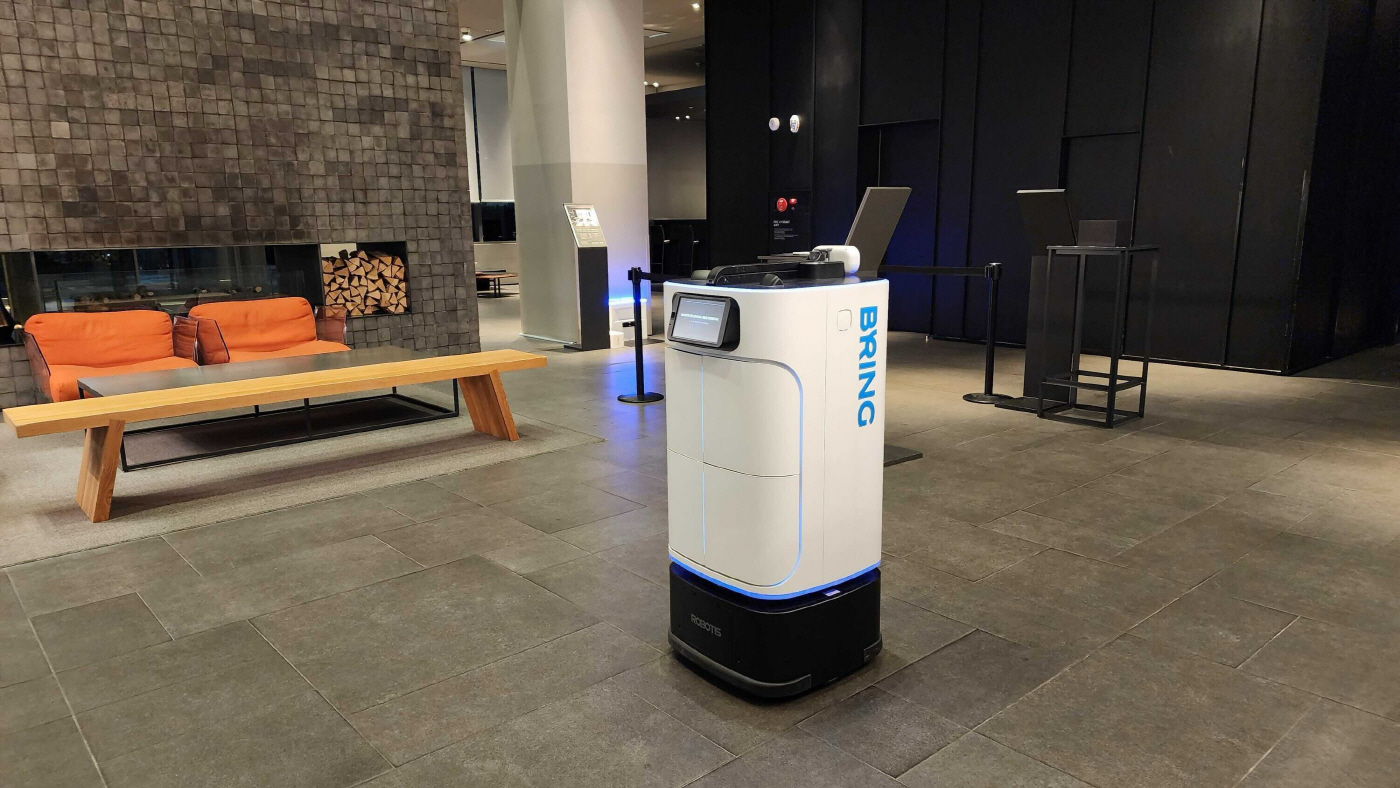 [이미지] 카카오모빌리티 로봇 서비스 ‘브링(BRING)’이 호텔에서 고객에게 어메니티를 배송하기 위해 이동하는 모습