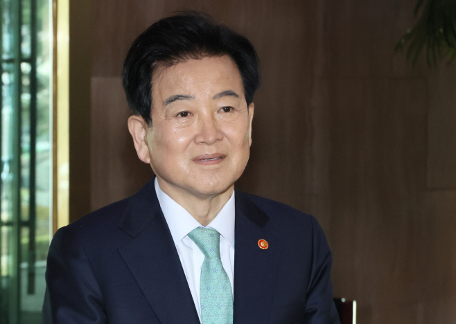 취재진 질문에 답하는 정동영 장관<YONHAP NO-6135>