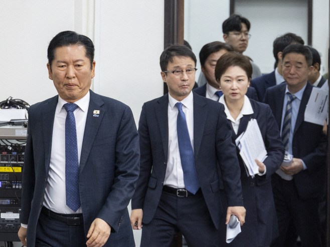 최고위원회의 입장하는 민주당 지도부<YONHAP NO-6003>