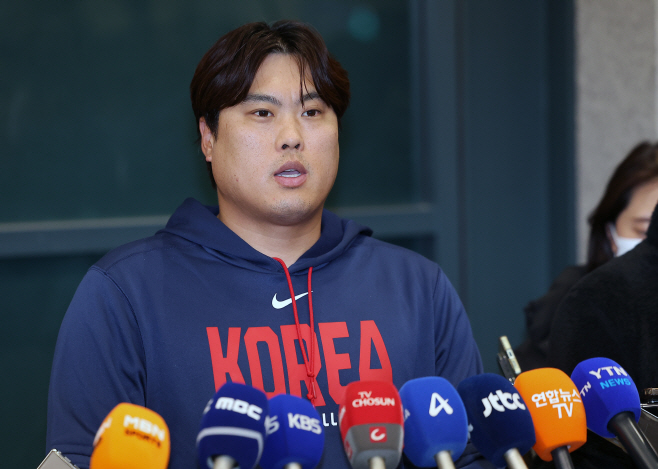 귀국 후 인터뷰하는 류현진