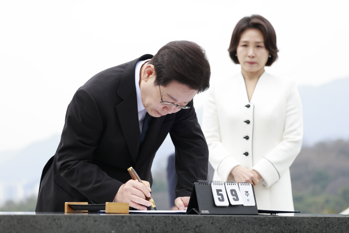 방명록 남기는 이재명 대통령