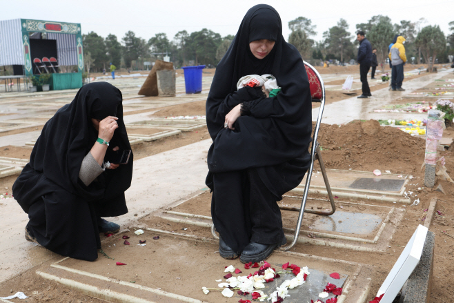 IRAN-CRISIS/TEHRAN CEMETERY