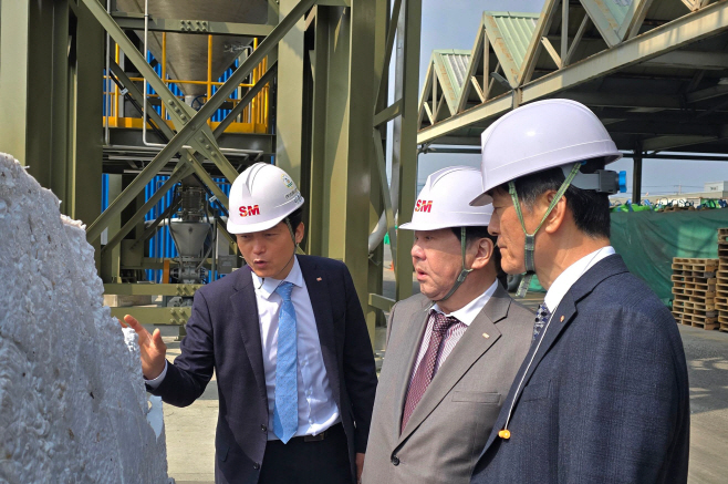 [보도사진2]SM그룹 우오현 회장, 구미공장서 사장단 회의…로봇 자동화 생산 등 모색