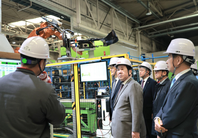 [보도사진1]SM그룹 우오현 회장, 구미공장서 사장단 회의…로봇 자동화 생산 등 모색