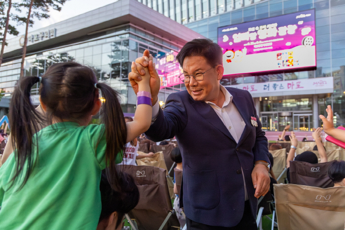 박강수 마포구청장이 엄빠랑 영화광장 행사에 참여한 어린이들과 인사를 하고 있다.