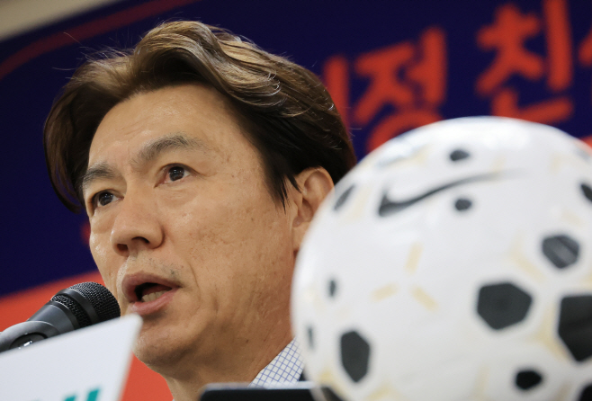 질문에 답하는 홍명보 감독