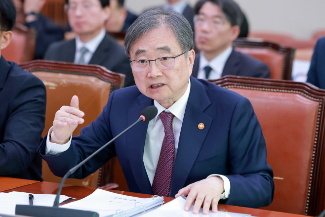 국회 외통위서 답변하는 조현 외교부 장관<YONHAP NO-2864>