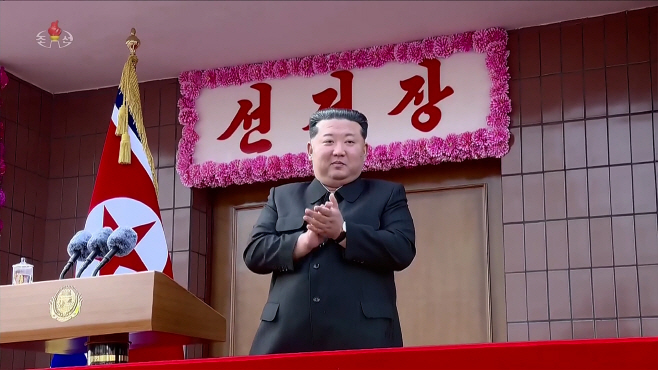 선거자들 앞에서 연설하는 김정은<YONHAP NO-0842>