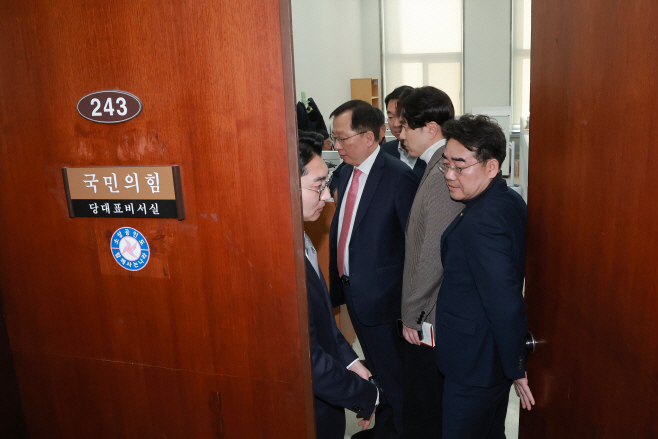 국민의힘 부산시장 후보 공천 관련 대표 면담하...<YONHAP NO-2092>