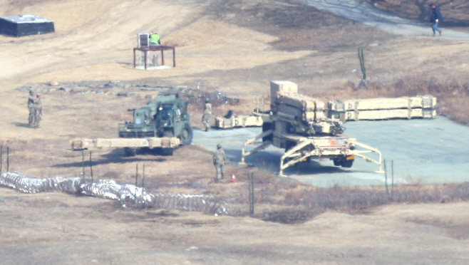 해체 작업 진행되는 사드 기지의 방공 무기 발사대