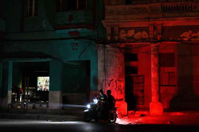 TOPSHOT-CUBA-US-DAILY LIFE-BLACKOUT