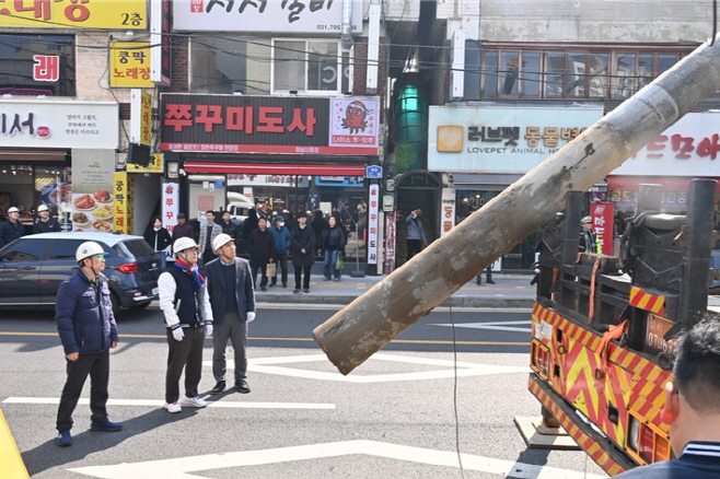 2026년 3월 10일 오전 신장전통시장 일대에서 이현재 하남시장 및 시민들이 지켜보는 가운데 전주가 철거되고 있다.