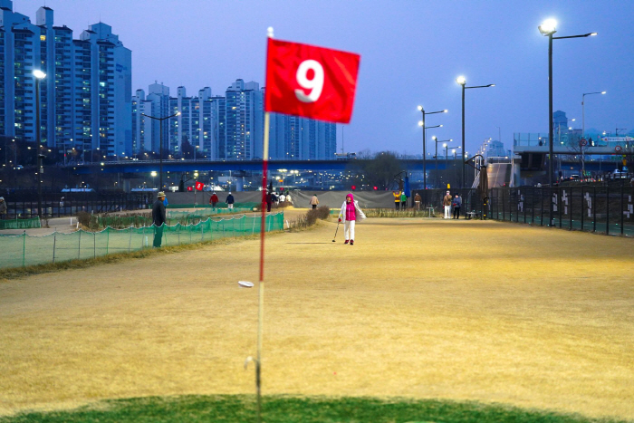 (0318) 중랑구, 5만 5천 명 찾은 중랑구립파크골프장 야간 개장 (2)