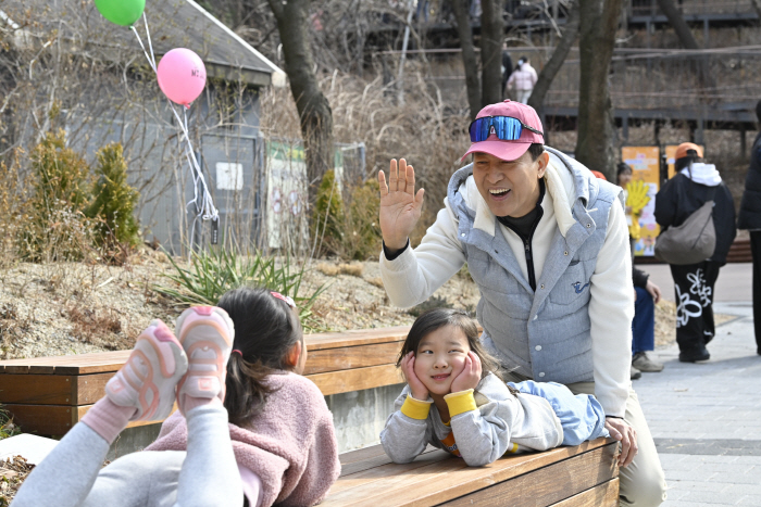 사진6. 오세훈 서울시장이 14일(토), '서울 200인의 아빠단' 발대식 참가 어린이와 즐거운 시간을 보내고 있다.