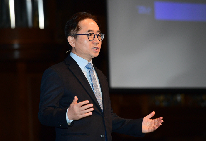 [참고사진] 삼성전기 장덕현 대표이사가 주주총회에서 2026년 경영성과를 발표하고 있다(2)