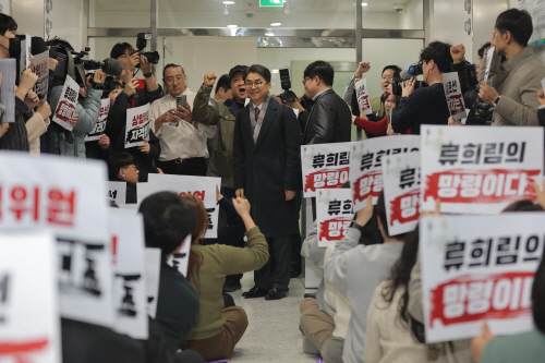 임명 반대 목소리에 손인사하는 김우석 방미심위...<YONHAP NO-5736>