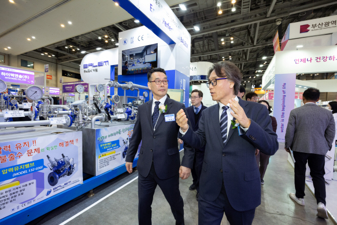 전시부스 관람 (1) (1)