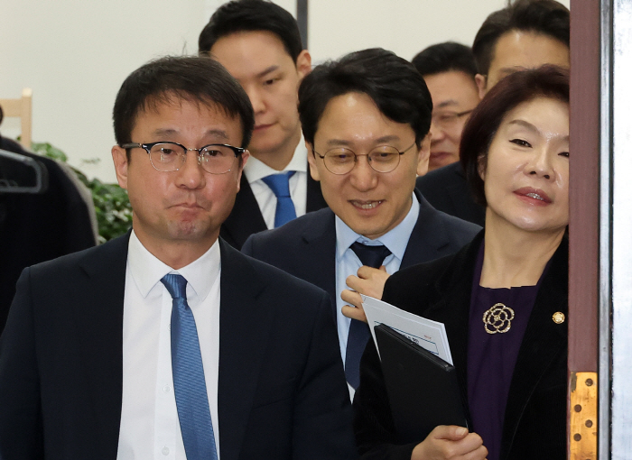 민주당 정책조정회의 입장하는 한병도 원내대표<YONHAP NO-4704>