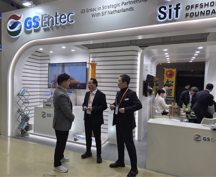 GS엔텍부스 (맨왼쪽 허철홍 대표)