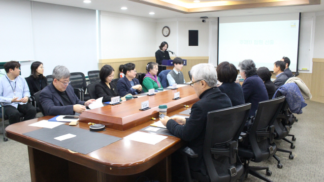 보도자료1-1 제21회 시흥갯골축제 추진위원회가 회의를 하고 있다