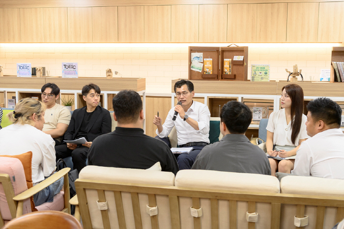사진1) 지역 청년들과 토론하고 있는 이기재 양천구청장