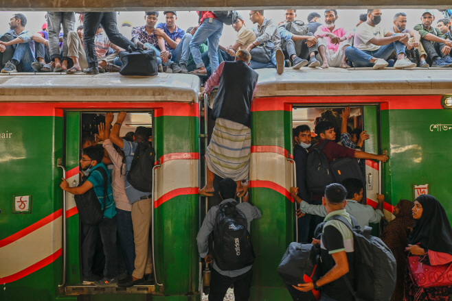 APTOPIX Bangladesh Eid al-Fitr Homebound <YONHAP NO-0335> (AP)