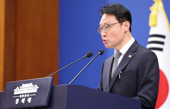 청와대 홍보수석, 제주항공 참사 관련 브리핑<YONHAP NO-5729>