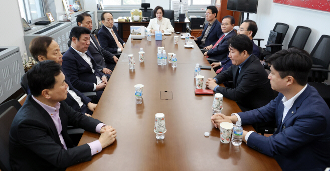 머리 맞댄 국민의힘 대구 의원들<YONHAP NO-5576>